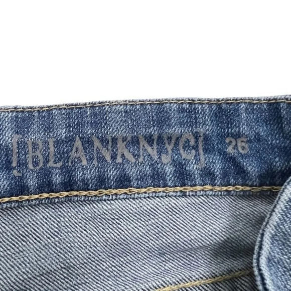 BlankNYC Light Wash Distressed Denim Cutoff Jean Shorts Cheeky Beach Size 26 - Picture 4 of 4